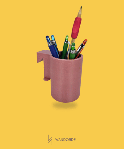 Roze WandOrde penhouder als modulair wandaccessoire met potloden en pennen, vrijstaand gefotografeerd tegen gele achtergrond