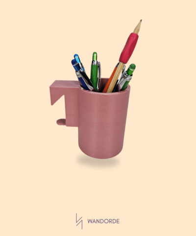 Roze modulaire WandOrde penhouder met pennen en potloden tegen zachte beige achtergrond