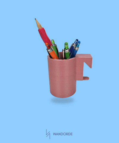 Zijaanzicht van een roze WandOrde penhouder met pennen, zwevend gepresenteerd tegen blauwe achtergrond