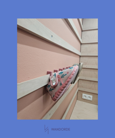 WandOrde haak gebruikt voor het ophangen van kinderschoenen aan het modulaire wandsysteem