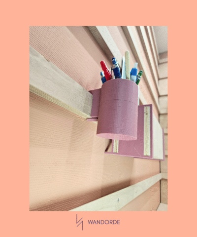 Detailfoto van een roze WandOrde penhouder gemonteerd op wand met houten lattenstructuur