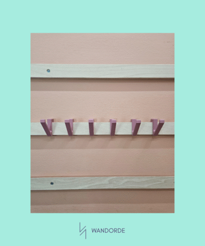 WandOrde haken gemonteerd op modulair houten wandsysteem