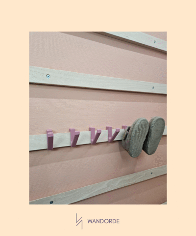 WandOrde haak met schoenen aan modulair wandsysteem in inkomhal