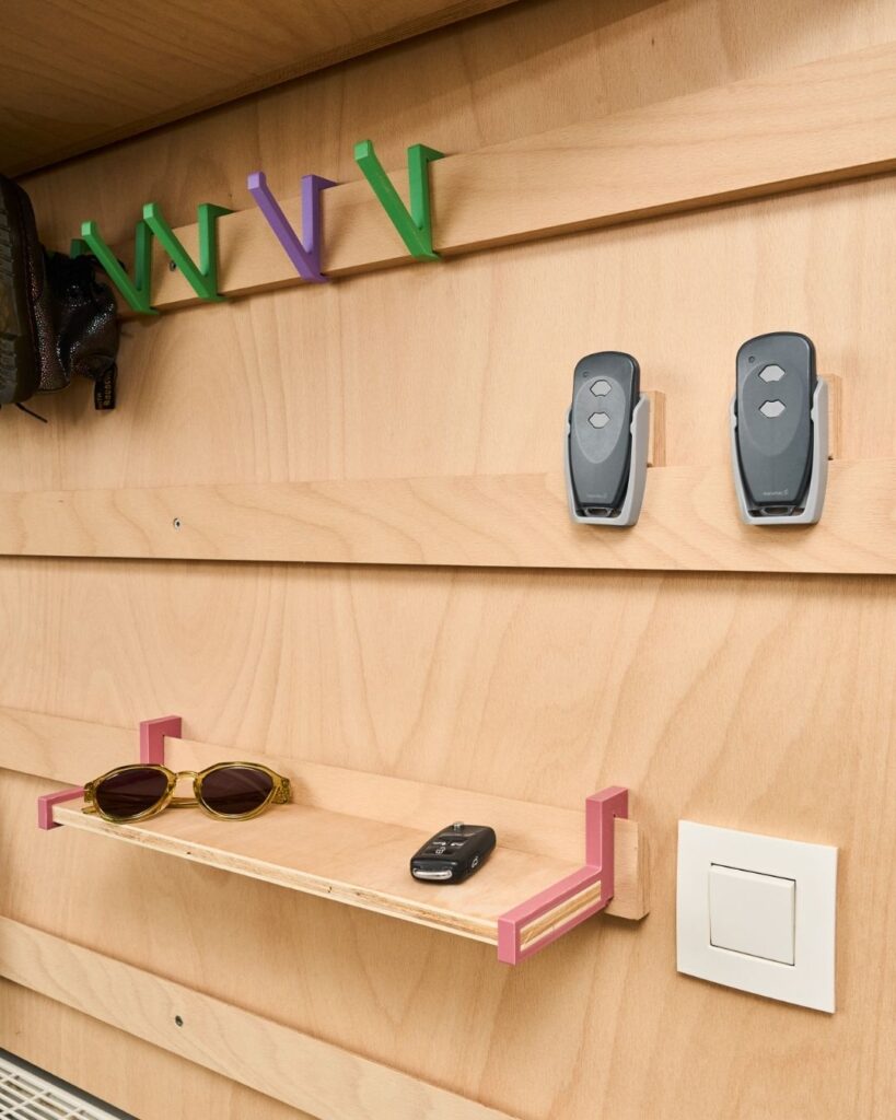 WandOrde modulair wandsysteem met haken, legplank en vaste plek voor autosleutels, zonnebril en kleine spullen.