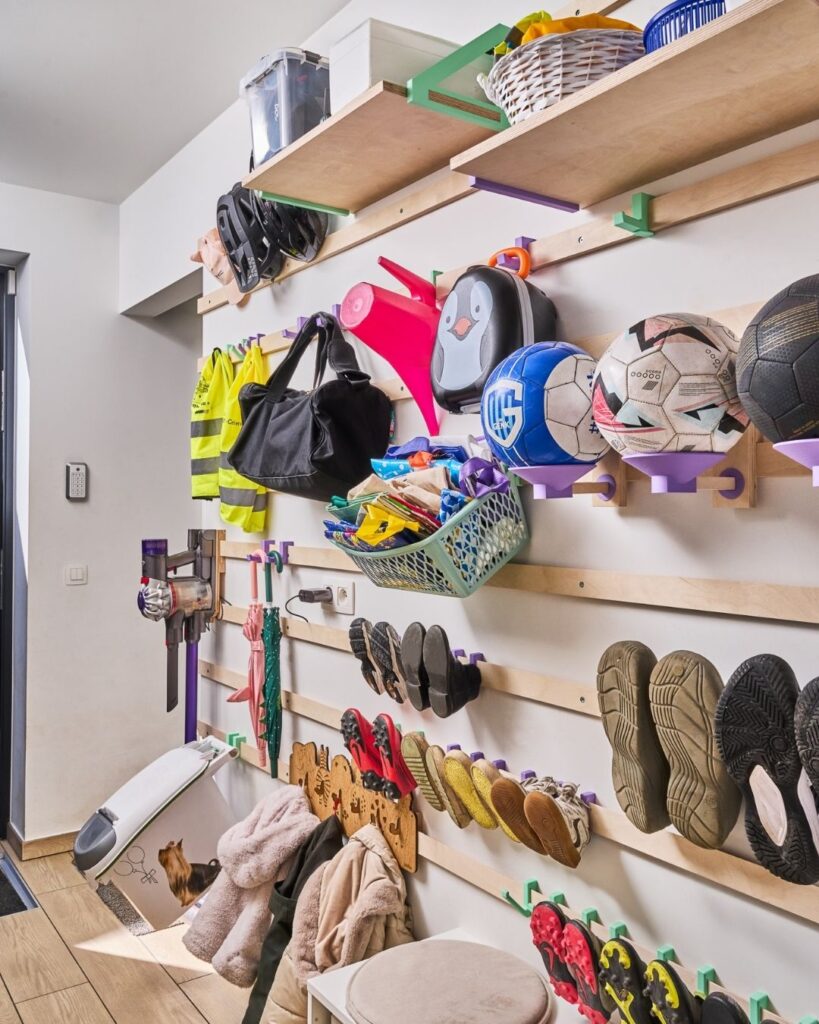 WandOrde modulair wandsysteem in inkomhal met opbergruimte voor schoenen, jassen, rugzakken, ballen, helmen en kinderspullen.