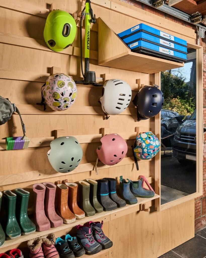 WandOrde wandsysteem in een garage met opbergruimte voor helmen, schoenen, laarzen, step en bakken.