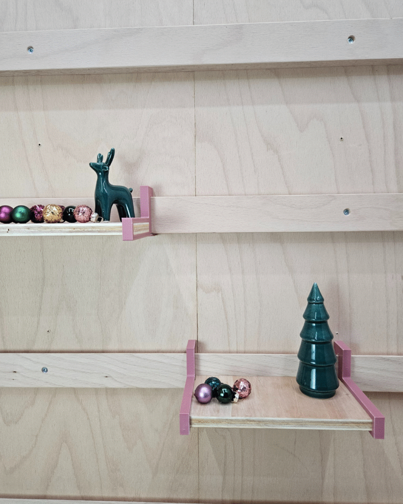 Houten WandOrde legplank gemonteerd op modulair wandsysteem met decoratie