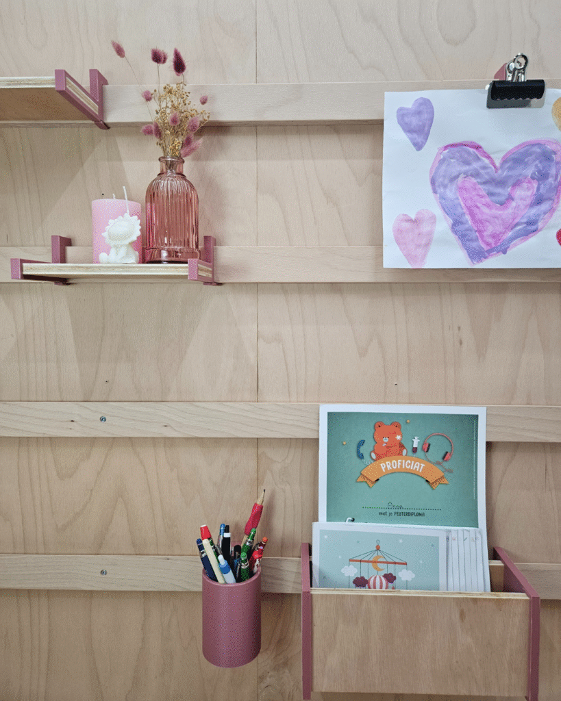 Detail van houten legplank op WandOrde modulair wandsysteem