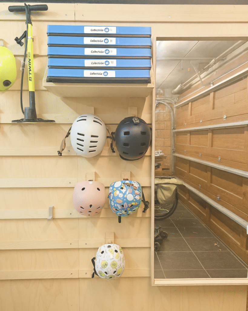 WandOrde modulair wandsysteem in garage met helmen en sportmateriaal