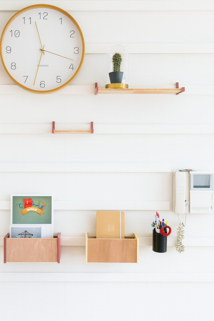 modulaire wand in de keuken met wandplankjes voor mooie spullen, opbergbakje voor papieren en brieven