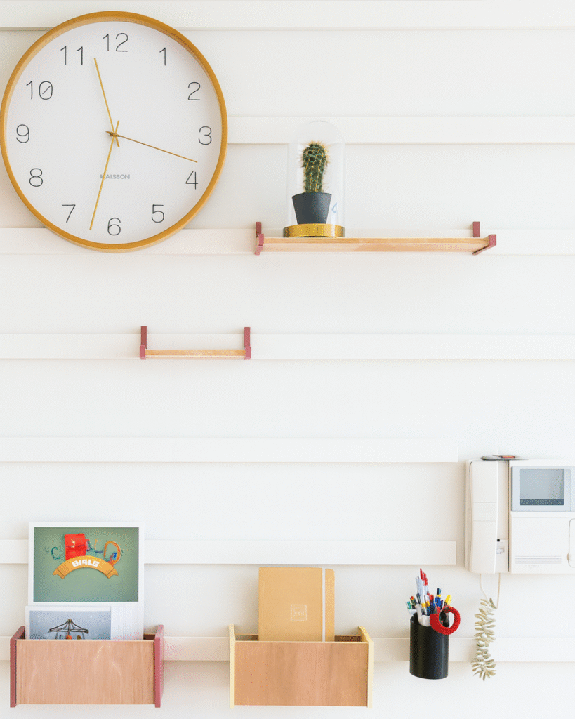 WandOrde modulair wandsysteem met legplanken en bakjes in lichte woonruimte