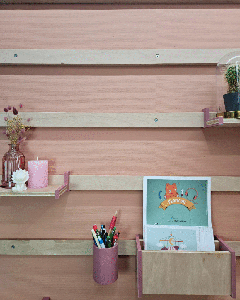 WandOrde modulair wandsysteem in kinderkamer met tekeningen, bakjes en legplanken
